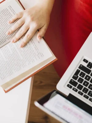 from-woan-with-laptop-reading-book_result traduciones