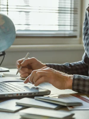 man-with-laptop-notebook_result traducciones